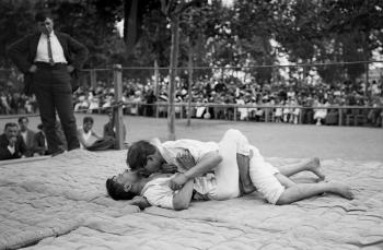 Exhibició de jujutsu, amb el Valentín Gómez, campió d'Espanya, i J. Llopis. Concurs atlètic celebrat a Mataró, 1912. AGDB. Fons i autoria: Frederic Juandó Alegret.