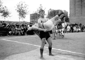 Lluita greco-romana entre Taixonera i Pérez, octubre de 1911. Festa del Gimnástico Sportsmen Club. AGDB. Fons i autoria: Frederic Juandó Alegret.