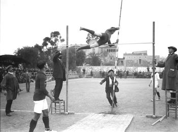 Festival atlètic del Sindicat de Periodistes Esportius, 8 de desembre de 1912; salt de Folch. AGDB. Fons i autoria: Frederic Juandó Alegret, 1912.