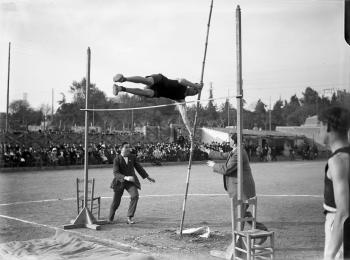 Salt amb perxa en una competició atlètica a Barcelona, 1912. AGDB. Fons i autoria: Frederic Juandó Alegret.