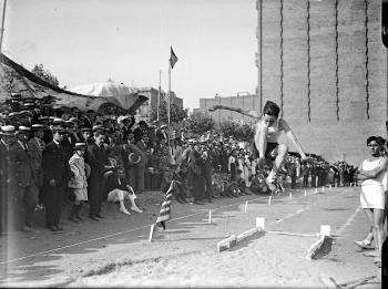 Salt de llargada en una competició atlètica, primera meitat del s. XX. AGDB. Fons i autoria: Frederic Juandó Alegret.