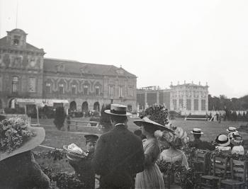 Concurs d'hípica al parc de la Ciutadella, davant l'actual Parlament de Catalunya, 1908. AGDB. Fons i autoria: Antoni Gallardo i Garriga.