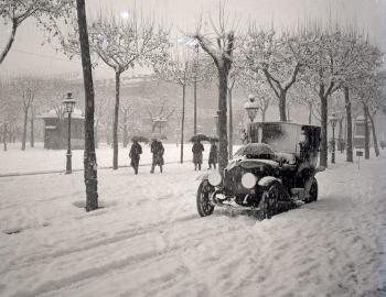 La plaça Catalunya de Barcelona nevada, 1914. AGDB. Fons i autoria: Frederic Juandó Alegret.