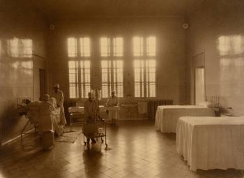 Sala de parts a la Casa de Maternitat, c. 1910-1930. AGDB. Fons: Diputació de Barcelona. Autoria: Photo Studio Mas.