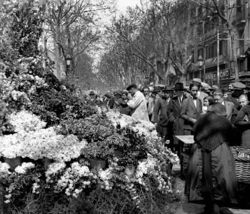 Venedores a la Rambla de les Flors de Barcelona, c. 1930. AGDB. Fons i autoria: Frederic Juandó Alegret.