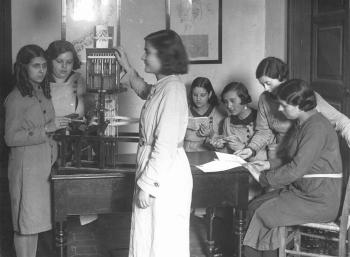 Classe de teler a l’Escola Professional per a la Dona, 1929-1930. AGDB. Fons: Escola de la Dona. Autoria: Sagarra i Torrents.