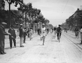 Cursa atlètica a Barcelona passant per la Gran Via de les Corts Catalanes, c. 1915. Fons i autoria: Frederic Juandó Alegret. (CAT AGDB R. 54921)