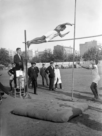 Salt de perxa de Clarós als campionats de Catalunya de la Real Federació Atlètica Catalana, 1918. Fons i autoria: Frederic Juandó Alegret. (CAT AGDB R. 54945)