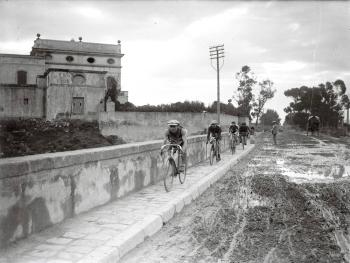 Cursa de ciclisme, c. 1910-1920. Fons i autoria: Frederic Juandó Alegret. (CAT AGDB, R. 54440)