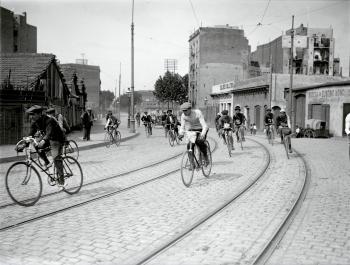 Cursa de ciclisme, c. 1910-1920. Fons i autoria: Frederic Juandó Alegret. (CAT AGDB, R.54475)