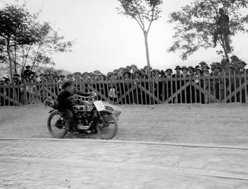 F. Batlló a la prova de sidecars de la carrera en pujada al Tibidabo, organitzada pel Moto Club Deportivo, 1914. Fons i autoria: Frederic Juandó Alegret. (CAT AGDB R. 55324)