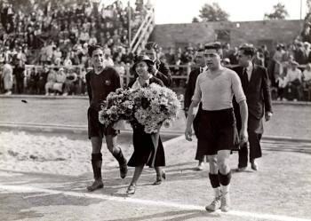 Maria Macià, filla del president Francesc Macià, al partit de futbol entre el Reus i el FC Barcelona, 1932. Autoria desconeguda. Fons: Diputació de Barcelona. (CAT AGDB R.9140)