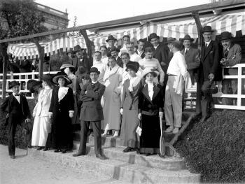 Assistents al 8è Concurs de l’Associació Lawn-Tennis de Barcelona, 1911. Fons i autoria: Frederic Juandó Alegret (CAT AGDB R. 55292)