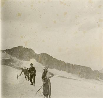 Àngela Burés Regordosa i el seu marit, Josep Maria Juncadella Robert, i els guies Luchon, Haurillon i Carrien al pic d’Aneto amb una altitud de 3.404 m, 26 d’agost de 1913. Fons i autoria: Emili Juncadella Vidal. (CAT AGDB R.69)