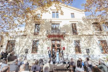 Inici de la celebració institucional. Façana principal