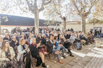 Assistents a l’acte al pati del recinte de l’Escola de Teixits