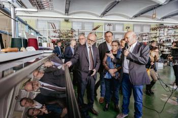 Miquel Soler explicant les possibilitats tecnològiques d’un teler rectilini de recollida amb què s’està fabricant la bossa commemorativa del centenari