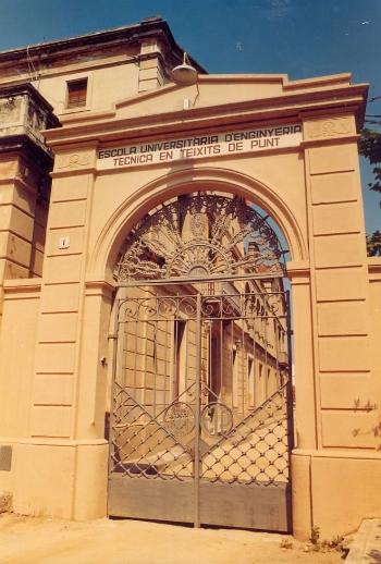 Barri principal de de l'escola. Entrada per la plaça Indústria