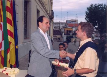 Miquel Soler, cap del departament tecnològic, lliura el diploma i la beca de graduació a Miguel Ángel Abad.