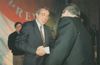 Manuel Royes lliurant guardons en una de les festes de la comunicació.