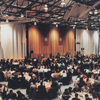 Una vista del pavelló d'Esparreguera convertit en sala de sopar i espectacle.