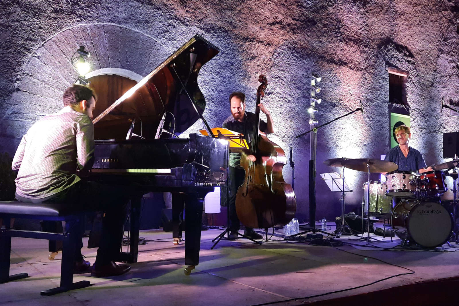 Les caves acullen recitals a l'aire lliure