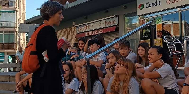 La tècnica de medi ambient de l'ajuntament de Sant Joan Despí amb alumnat