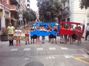 Els infants de Súria van a escola amb vehicles “sostenibles” durant la Setmana de la Mobilitat Sostenible, 2001, Ajuntament de Súria. Arxiu Municipal de Súria.