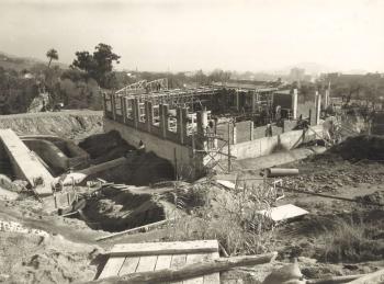 Construcció del Pavelló Central, 1955. Autoria desconeguda. Fons: Diputació de Barcelona. (CAT AGDB R.16956)