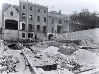 Obres a la futura seu de l’Institut de Cultura i Biblioteca Popular de la Dona al carrer Sant Pere més Baix, c.1920. Autoria desconeguda. Fons: Institut de Cultura i Biblioteca Popular de la Dona. (CAT AGDB 3_180)