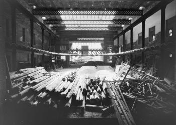 Obres a la futura seu de l’Institut de Cultura i Biblioteca Popular de la Dona al carrer Sant Pere més Baix, c.1920. Autoria desconeguda. Fons: Institut de Cultura i Biblioteca Popular de la Dona. (CAT AGDB 4_197)