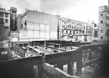 Obres a la futura seu de l’Institut de Cultura i Biblioteca Popular de la Dona al carrer Sant Pere més Baix, c.1920. Autoria desconeguda. Fons: Institut de Cultura i Biblioteca Popular de la Dona. (CAT AGDB 4_198)