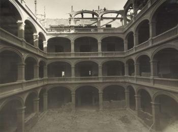 Construcció del pati central del Pavelló Llevant, 1956. Autoria desconeguda. Fons: Diputació de Barcelona. (CAT AGDB R.16962)